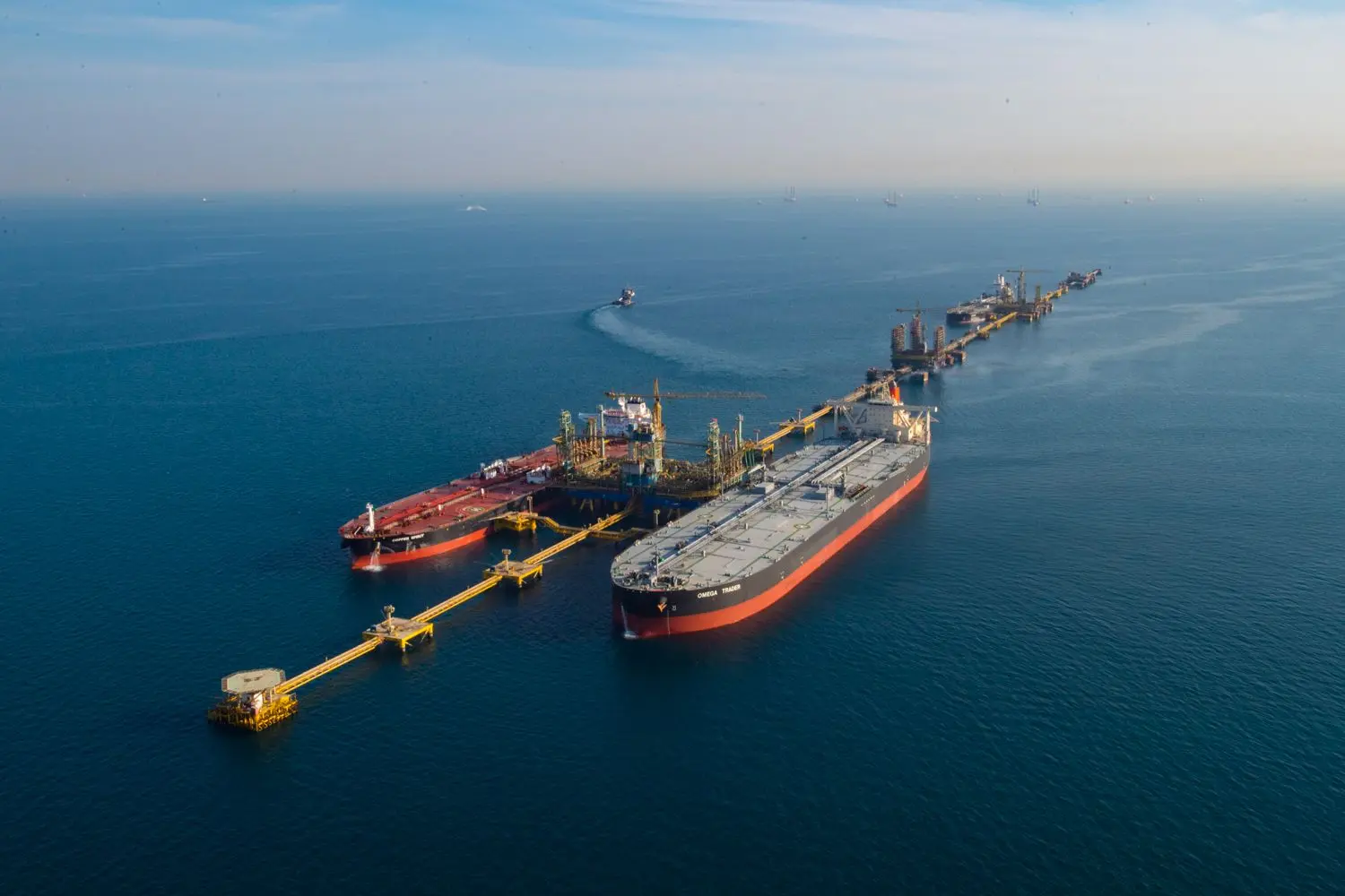 Aumentan los costos de exportación de petróleo saudí a medida que crecen los riesgos en el Mar Rojo