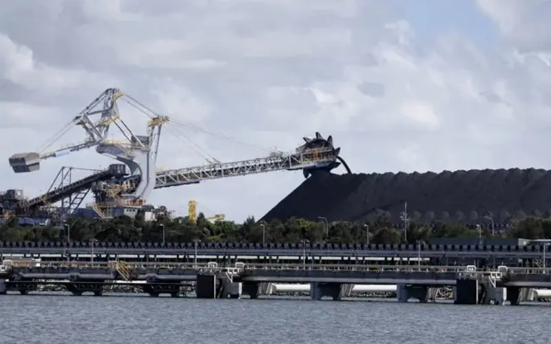China impulsa a los mineros de carbón a aumentar la oferta mientras los precios suben