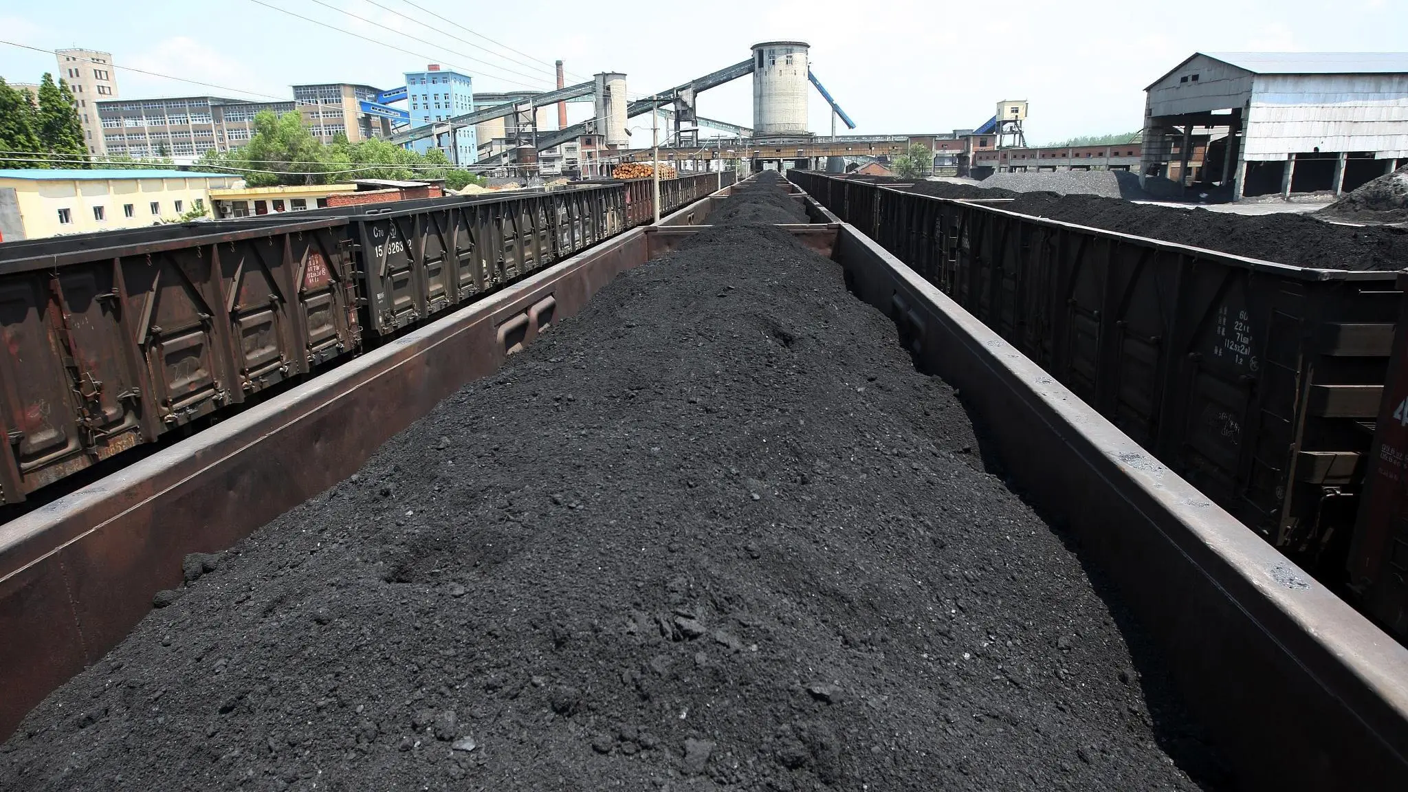 Las exportaciones de carbón de Indonesia caen un 23% mientras la demanda global se dirige a un récord
