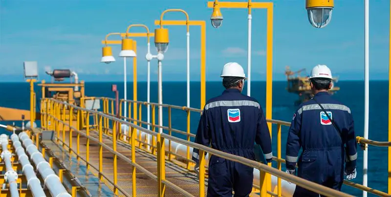 Chevron encuentra petróleo y gas en alta mar en Angola en un importante descubrimiento