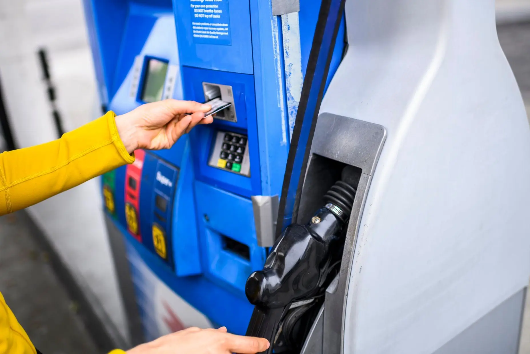 Las reservas de petróleo en EE. UU. caen a medida que la demanda de combustible se debilita