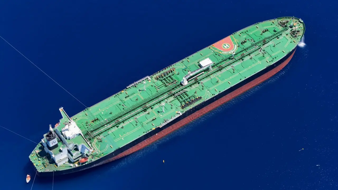 Los precios del petróleo se encaminan hacia una ganancia semanal mientras los ataques en Hormuz sacuden los mercados