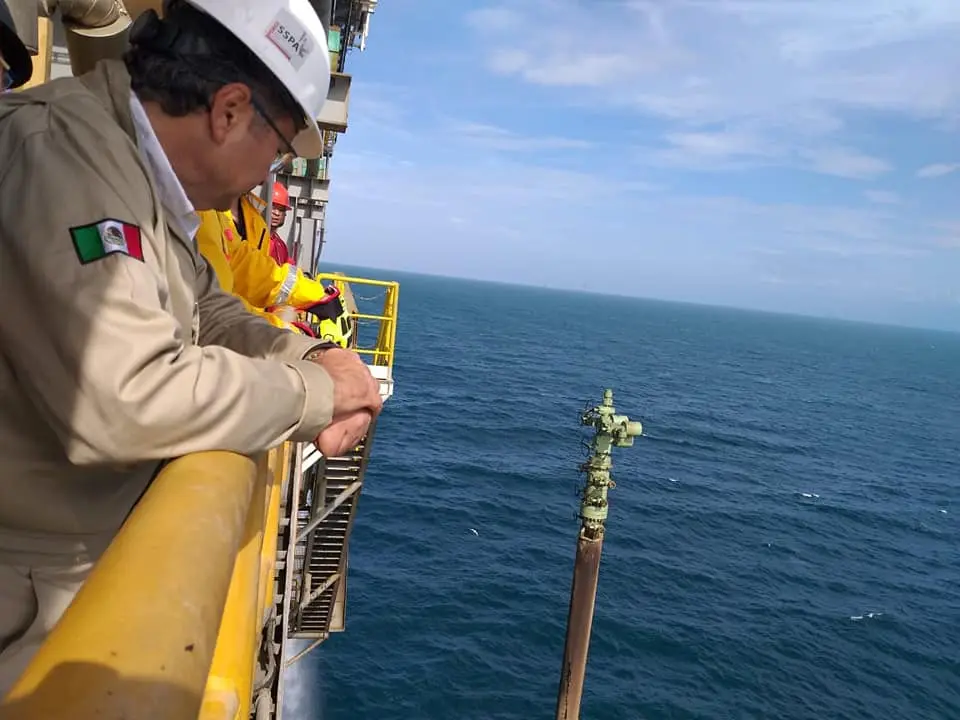 El hombre más rico de México vende acciones de petróleo por 1.15 mil millones de dólares.