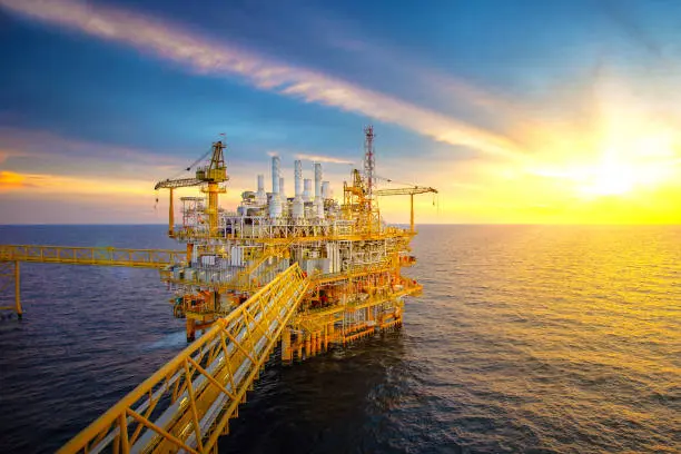 Los precios del petróleo se disparan mientras continúan los ataques en Medio Oriente y la diplomacia tropieza.