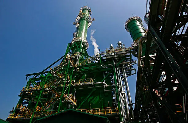 Rusia afirma que la caída en la producción de petróleo es temporal mientras las refinerías reinician operaciones.