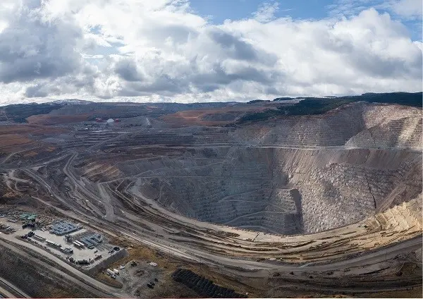 El precio del zinc alcanza un máximo de cuatro años mientras las reservas en la LME caen un 64%
