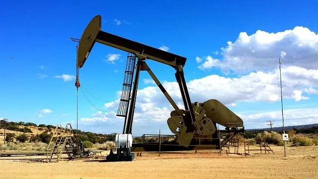 Los precios del petróleo se encaminan a una ganancia semanal del 4% a medida que se prolonga el estancamiento entre Estados Unidos e Irán