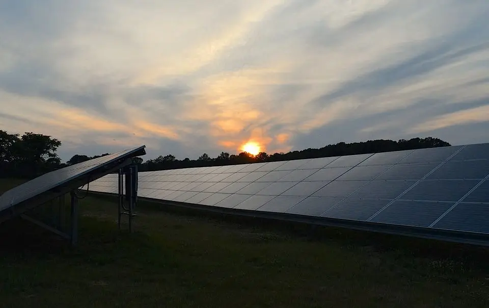 Volvo reutiliza baterías de carros eléctricos para llevar energía solar a comunidades rurales de Colombia