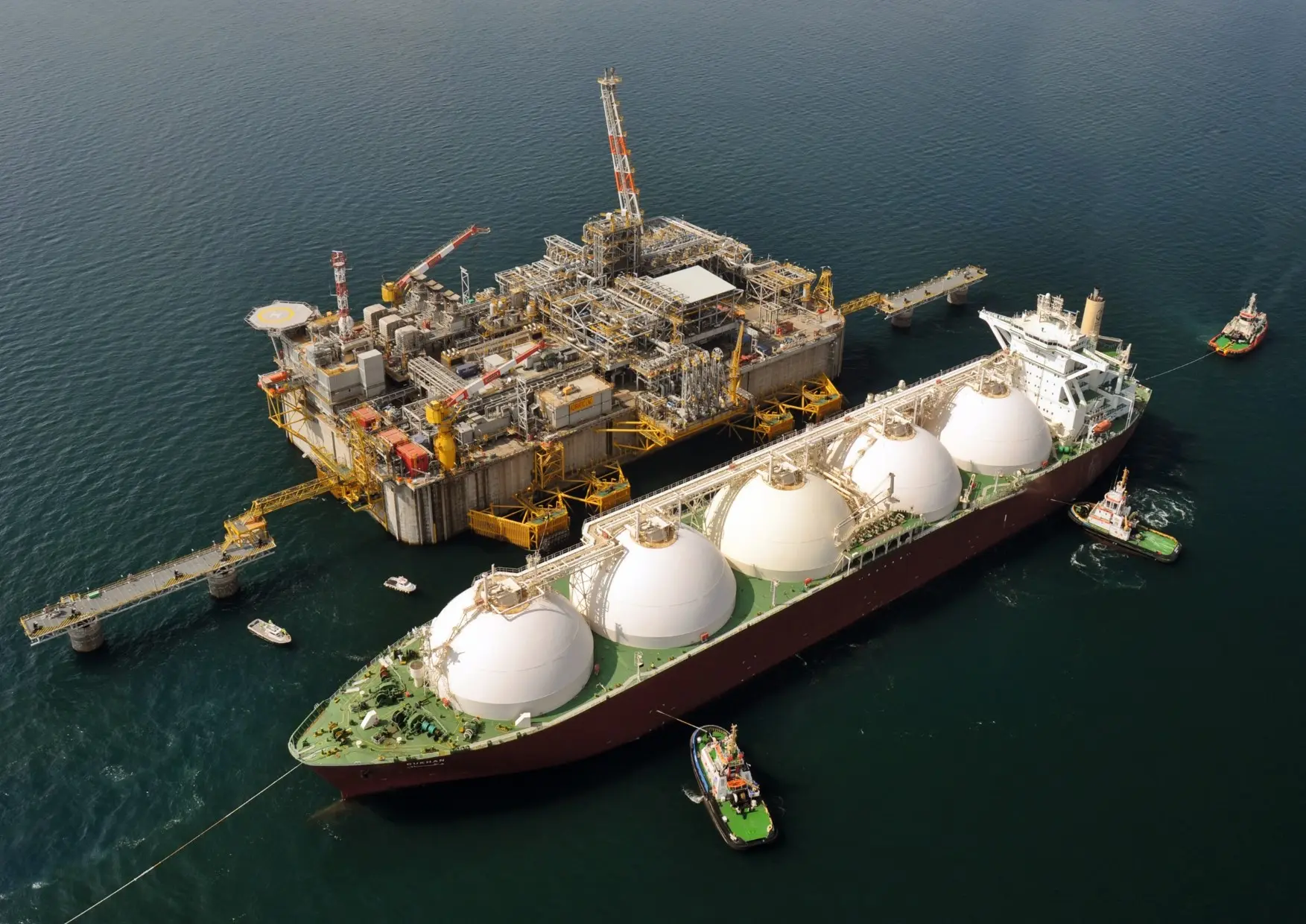 QatarEnergy asegura un préstamo de 3 mil millones de dólares de bancos chinos mientras las exportaciones de GNL se estancan.