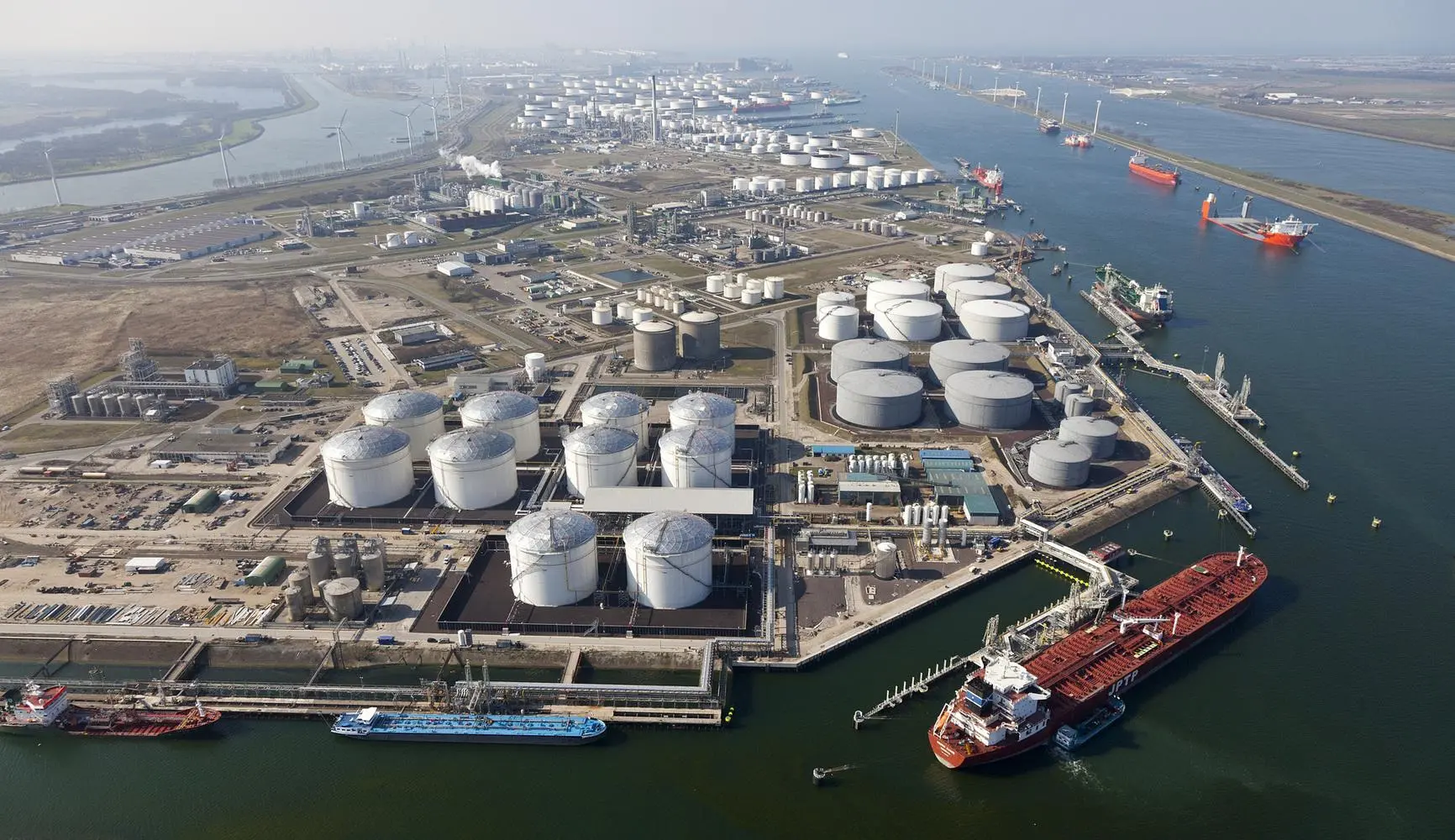 Japón insta a Asia a aumentar sus reservas de petróleo ante el creciente riesgo en Medio Oriente