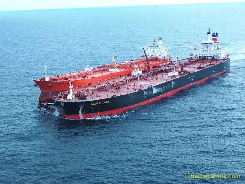 Los costos de envío récord obligan a los productores de petróleo a reducir precios